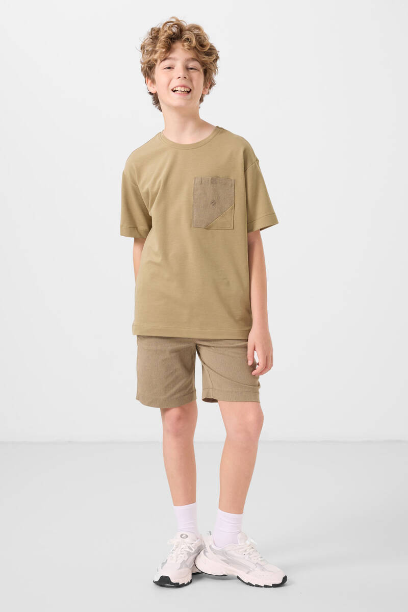 TOMMYLIFE - Tommylife Toptan Pamuklu Oversize Fit Dokuma Hafif Esnek Chino Erkek Çocuk Şort Takım 11278 Koyu Bej-Camel