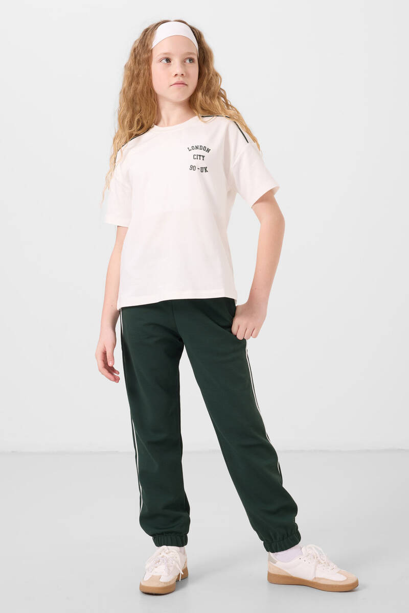 TOMMYLIFE - Tommylife Toptan O Yaka Baskılı Lastik Paçalı Standart Fit Kız Çocuk Eşofman Takım 75186 Ekru Çam Yeşil