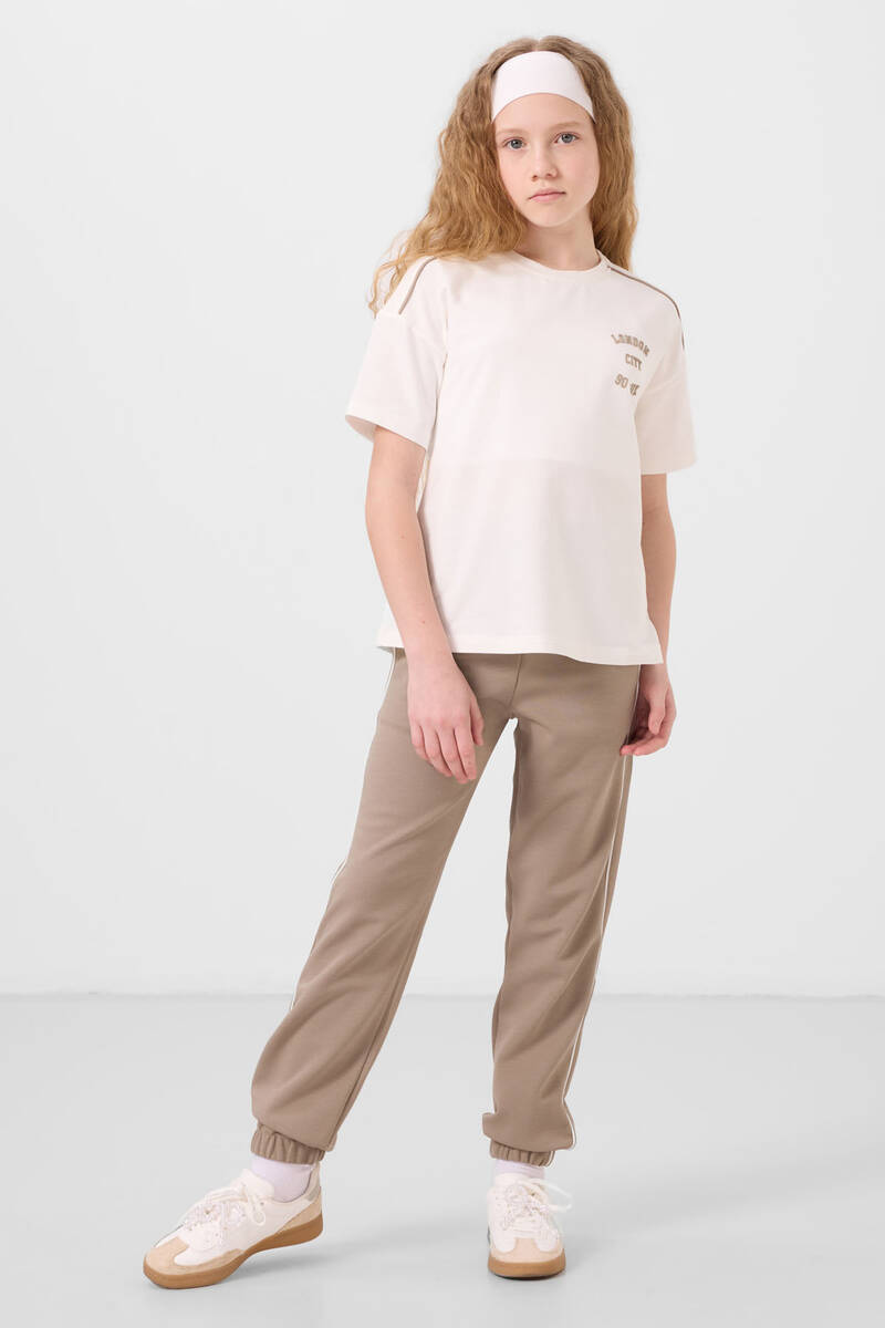 TOMMYLIFE - Tommylife Toptan O Yaka Baskılı Lastik Paçalı Standart Fit Kız Çocuk Eşofman Takım 75186 Ekru Koyu Bej