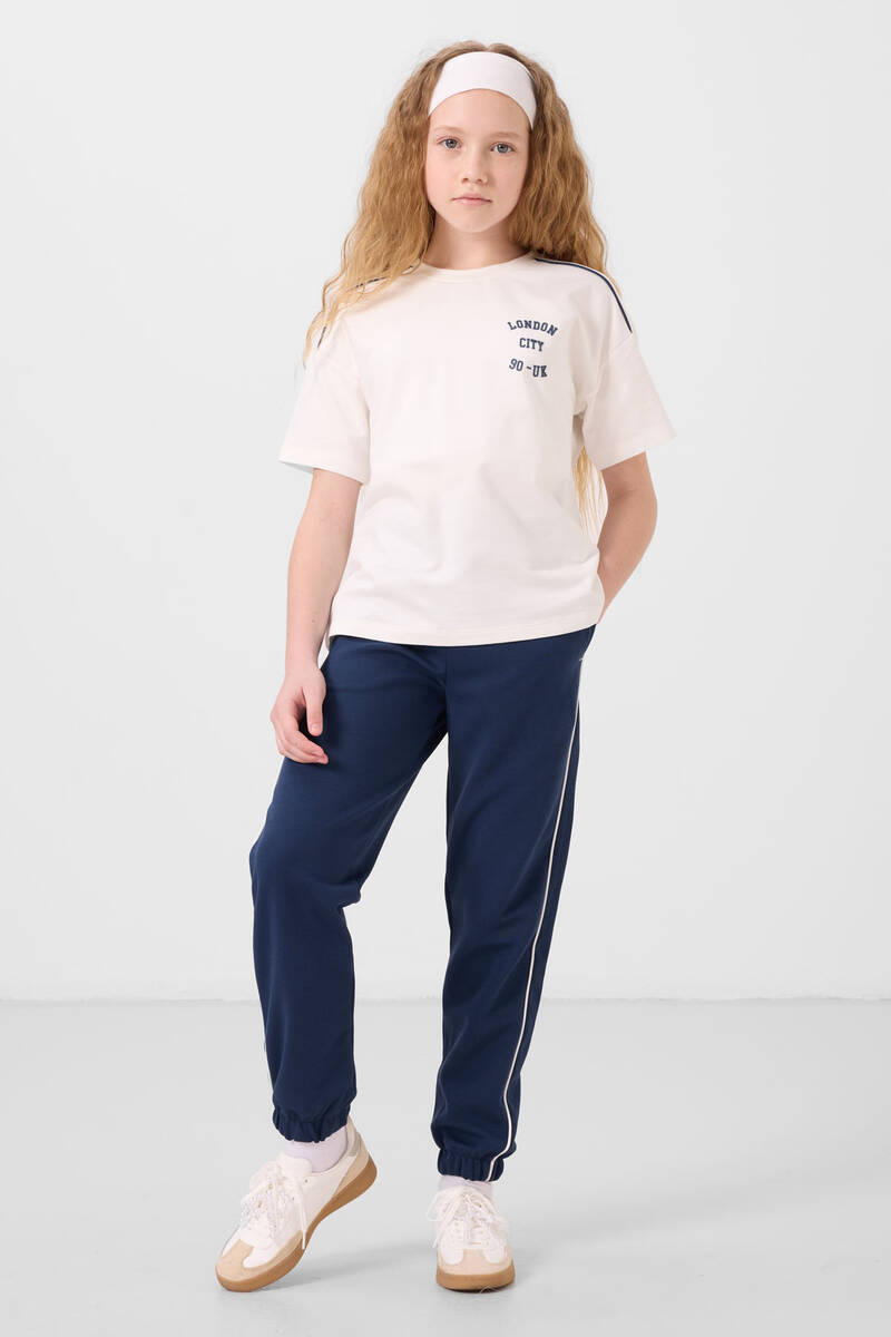 TOMMYLIFE - Tommylife Toptan O Yaka Baskılı Lastik Paçalı Standart Fit Kız Çocuk Eşofman Takım 75186 Ekru Parlament