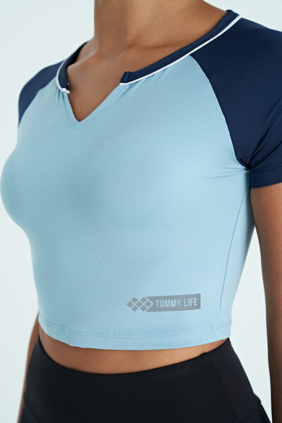 Tommylife Toptan Açık Mavi Renk Bloklu Logo Baskılı O Yaka Dar Kalıp Kadın Crop T-Shirt - 97270 - Thumbnail