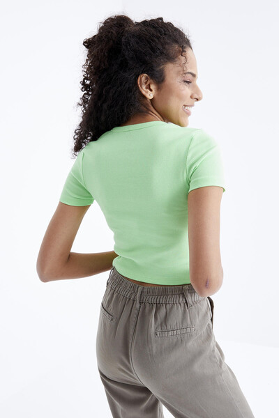 Tommylife Toptan Fıstık Yeşil Basic Önü Yırtmaçlı V Yaka Kadın Crop Top T-Shirt - 97206 - Thumbnail