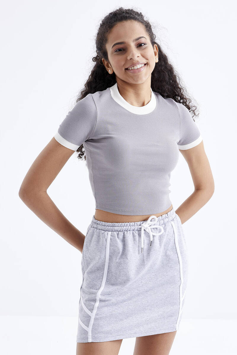 TOMMYLIFE - Tommylife Toptan Gri Basic Kol Detaylı O Yaka Kadın Crop Top T-Shirt - 97200