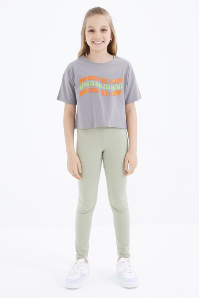 Tommylife Toptan Gri Oversize Renkli Yazı Baskılı Düşük Omuz O Yaka Kız Çocuk Crop T-Shirt - 75038 - Thumbnail