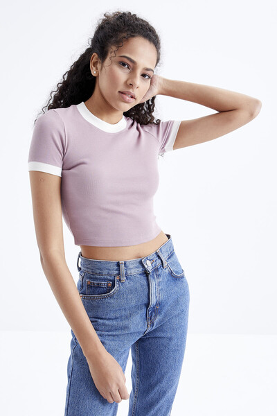 Tommylife Toptan Gül Kurusu Basic Kol Detaylı O Yaka Kadın Crop Top T-Shirt - 97200 - Thumbnail