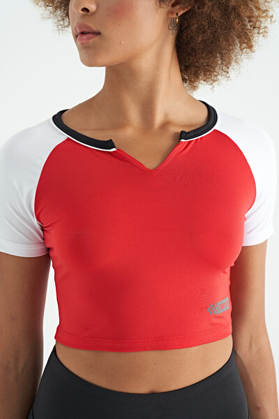 Tommylife Toptan Kırmızı Renk Bloklu Logo Baskılı O Yaka Dar Kalıp Kadın Crop T-Shirt - 97270 - Thumbnail