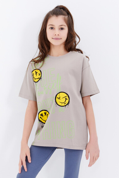 Tommylife Toptan Koyu Bej Oversize Emoji Baskılı O Yaka Düşük Omuz Kız Çocuk T-Shirt - 75042 - Thumbnail