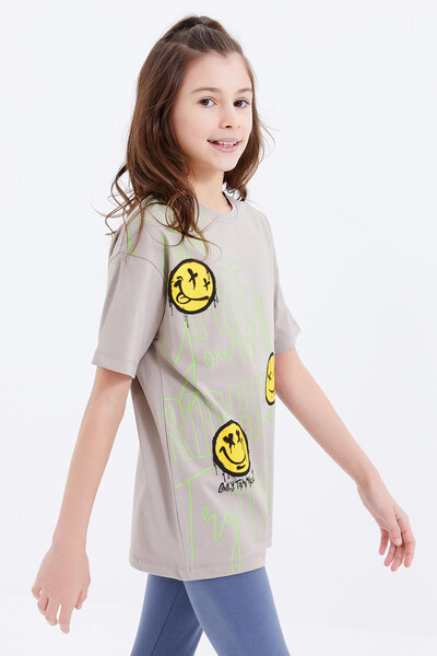 Tommylife Toptan Koyu Bej Oversize Emoji Baskılı O Yaka Düşük Omuz Kız Çocuk T-Shirt - 75042 - Thumbnail