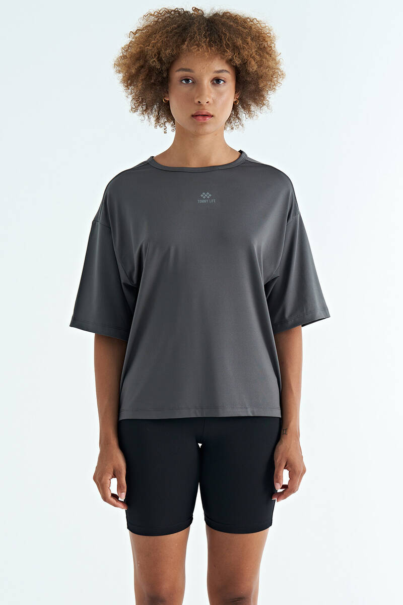 TOMMYLIFE - Tommylife Toptan Koyu Gri O Yaka Baskı Detaylı Oversize Kısa Kol Kadın T-Shirt - 97263