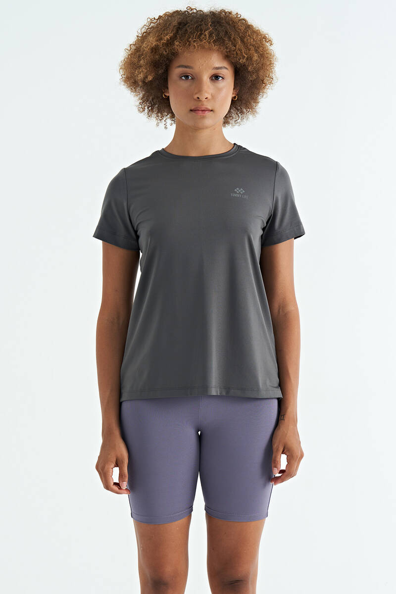 TOMMYLIFE - Tommylife Toptan Koyu Gri Sırt Yırtmaç Detaylı O Yaka Kısa Kollu Standart Kalıp Kadın T-Shirt - 97267