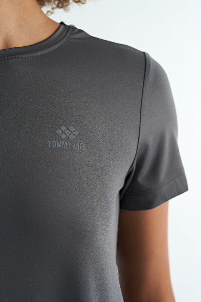 Tommylife Toptan Koyu Gri Sırt Yırtmaç Detaylı O Yaka Kısa Kollu Standart Kalıp Kadın T-Shirt - 97267 - Thumbnail