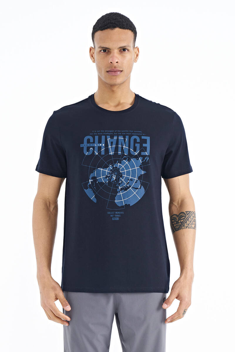 TOMMYLIFE - Tommylife Toptan Lacivert Baskı Detaylı O Yaka Standart Kalıp Erkek T-Shirt - 88214