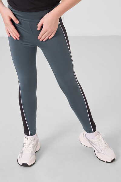 Tommylife Toptan O Yaka Yan Şerit Detaylı Standart Fit Performans Kız Çocuk Tayt Takım 75191 Siyah Orman Yeşili - Thumbnail