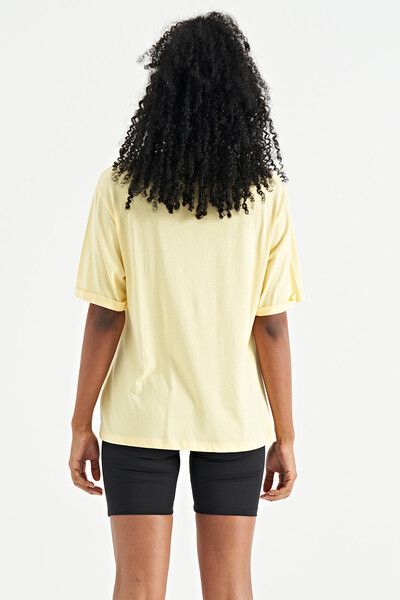 Tommylife Toptan Sarı Yazı Baskılı Düşük Omuzlu O Yaka Oversize Kadın T-Shirt - 02307 - Thumbnail