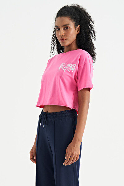 Tommylife Toptan Şeker Pembe Baskılı Düşük Kol Detaylı Oversize Kadın Crop T-Shirt - 02179 - Thumbnail