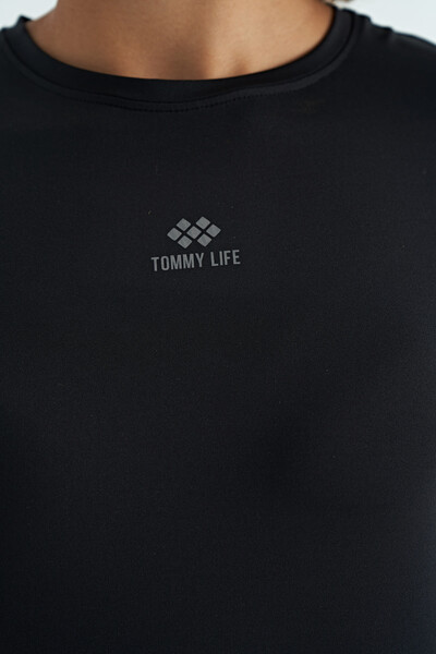 Tommylife Toptan Siyah Logo Baskılı O Yaka Düşük Kol Oversize Kadın Crop T-Shirt - 97262 - Thumbnail