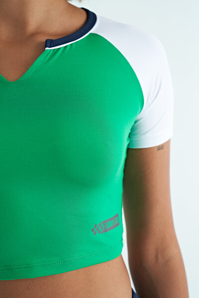 Tommylife Toptan Yeşil Renk Bloklu Logo Baskılı O Yaka Dar Kalıp Kadın Crop T-Shirt - 97270 - Thumbnail