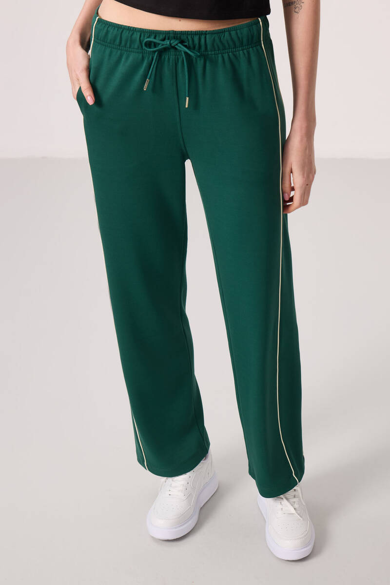 TOMMYLIFE - Tommylife Toptan Yumuşak Dokulu Yan Panel Detaylı Geniş Paça Kadın Palazzo Pantolon - 94669 Yeşil